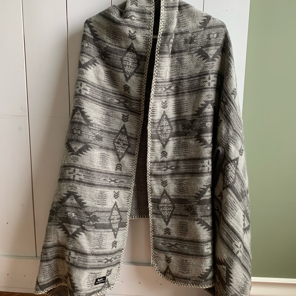 Roots Poncho